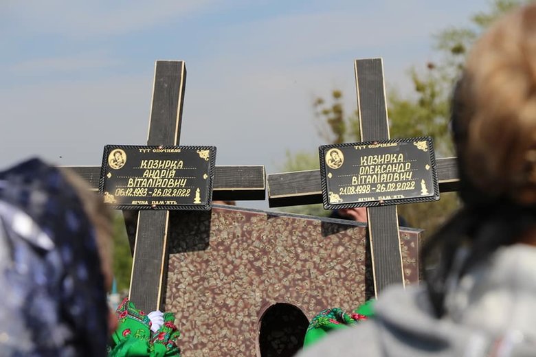 Воїнів 91-го ОПОЗ Андрія та Олександра Козирків, які загинули в бою з російськими окупантами, поховали на Сумщині 09