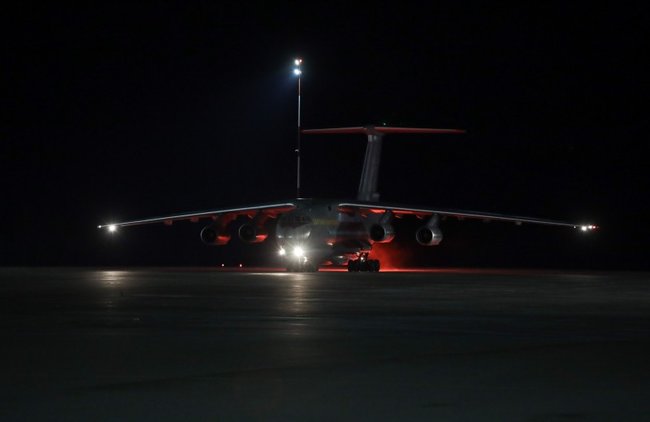 Самолет с партией тестов для выявления COVID-19 приземлился в Украине, - ОП 02