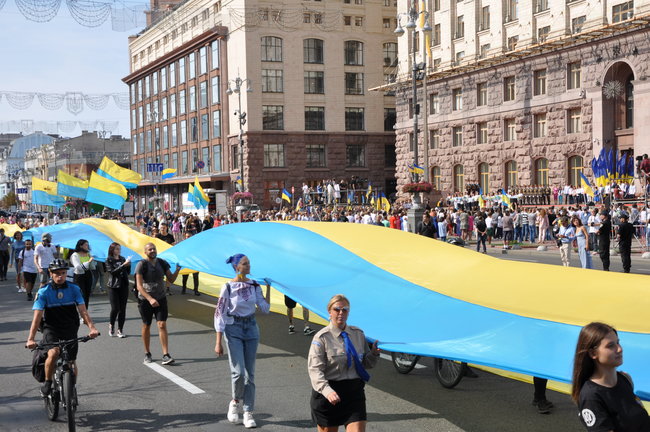 Самый большой флаг Украины пронесли по центру Киева 03