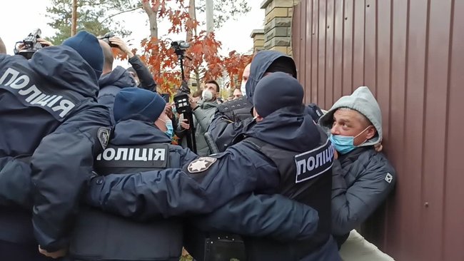 Тупицкий, вали в Ростов!: активисты провели акцию с виселицей под домом главы КС Тупицкого 12