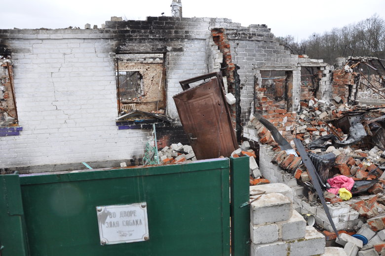 Несколькометровые воронки и разрушенные дома: последствия обстрела Чернигова российскими оккупантами 02