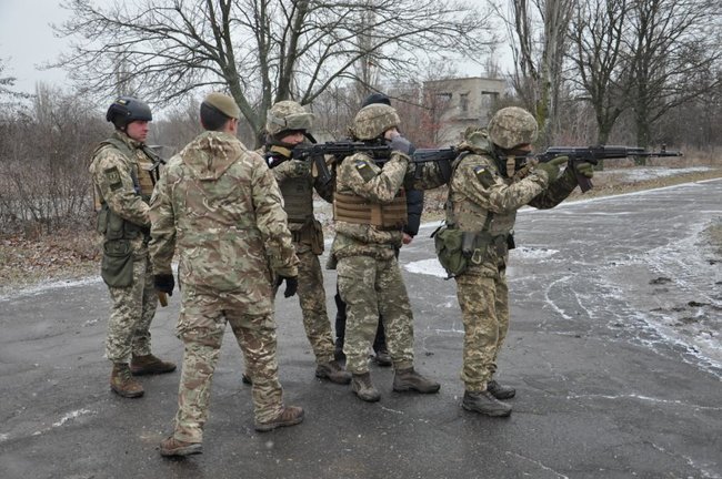 Украинских морских пехотинцев готовят инструкторы из Великобритании 05