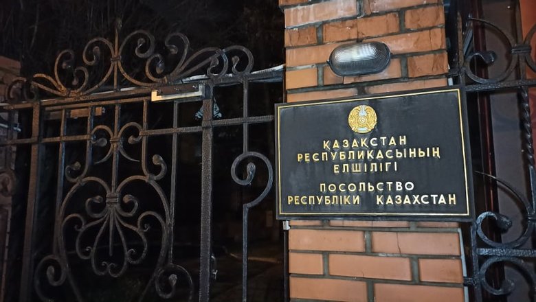 Украинцы у посольства Казахстана выразили поддержку протестующим 11