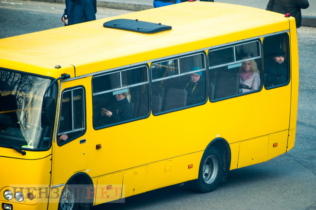 Переполненные маршрутки, штурмующие автобус пассажиры и люди без масок: общественный транспорт Киева в условиях карантина 04