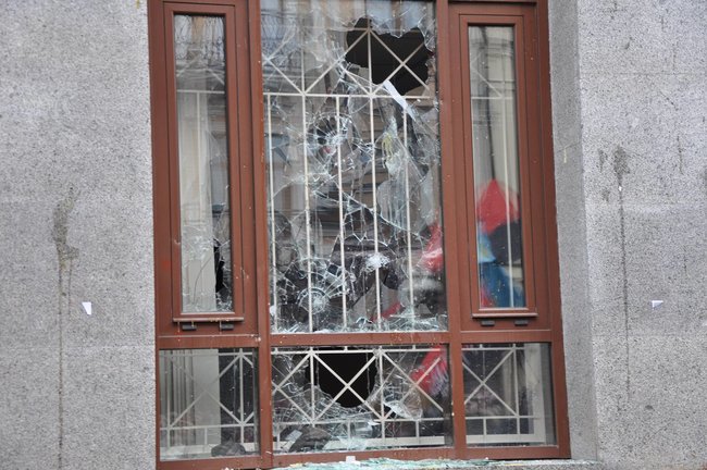 Акция Смерть России!: Националисты забросали камнями здание Россотрудничества и двух банков в Киеве 05