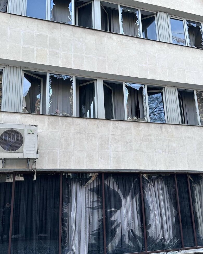 Росіяни обстріляли готель у Києві. Пошкоджено Палац Україна 06