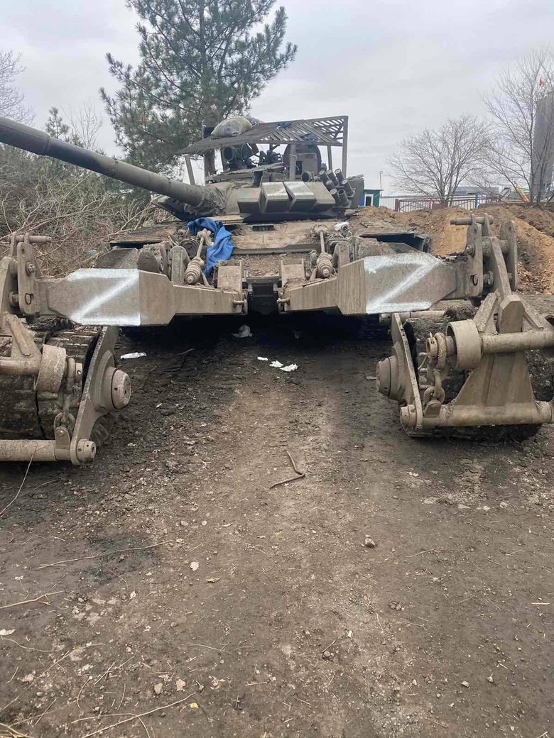 Захисники України після зіткнення з окупантами захопили два танки, два БТРи та три вантажівки з боєприпасами, - 128 бригада 01
