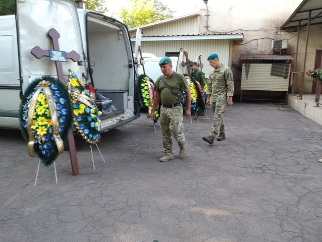 Побратими і волонтери попрощалися із загиблими морськими піхотинцями в морзі Маріуполя 03