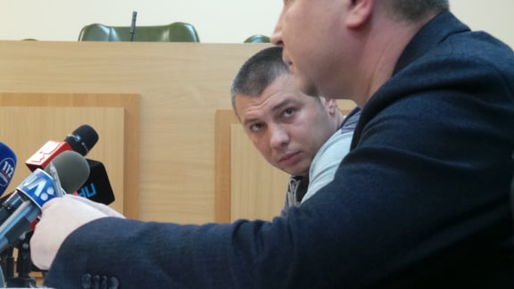 Суд арестовал полицейского Мельникова, который избивал лежачего активиста под крики Ложись, Бандера!, на 2 месяца с альтернативой залога в 115 тыс 02