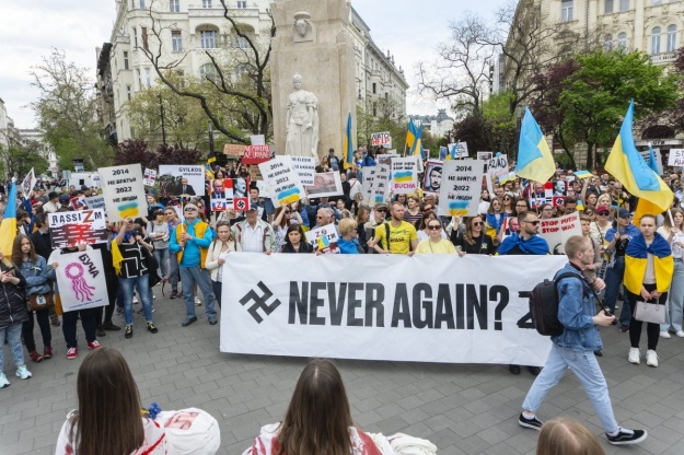 У Будапешті вперше відбувся велелюдний мітинг за Україну, поруч із проросійським 01