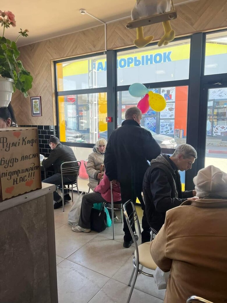 75-річний японський волонтер Фумінорі Цучіко відкрив у Харкові безкоштовне кафе 06