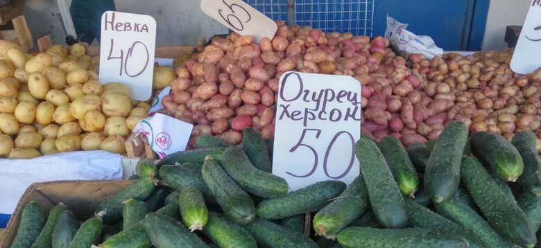 На ринку в окупованому Севастополі продають овочі і полуницю з Херсона й українські продукти 01