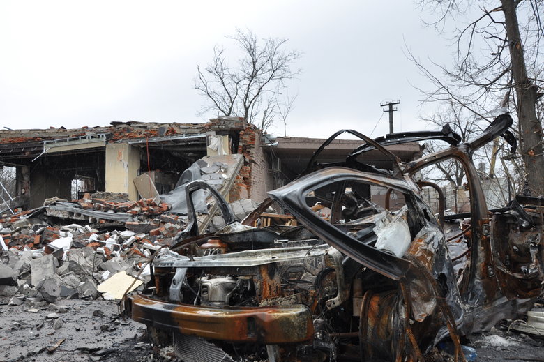 Несколькометровые воронки и разрушенные дома: последствия обстрела Чернигова российскими оккупантами 05