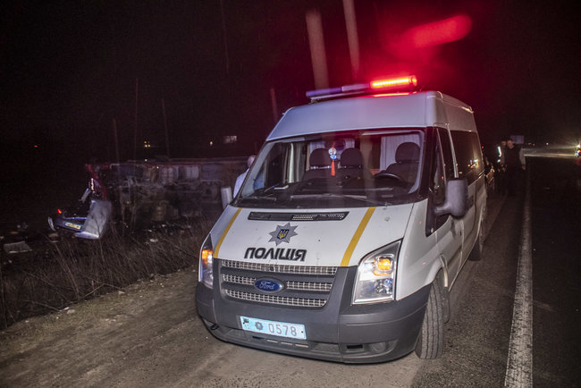 Три человека погибли в результате столкновения грузового автомобиля и Peugeot под Киевом 08