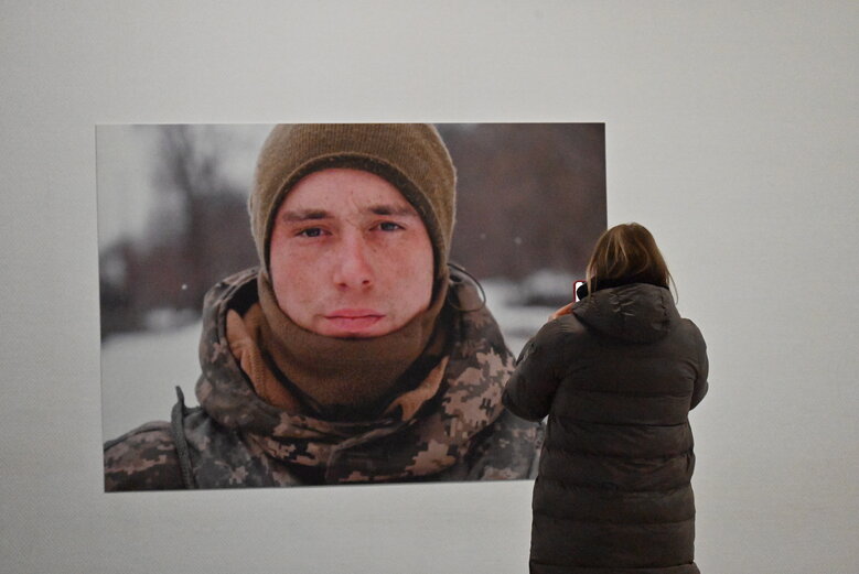 Виставка фотографій добровольця Володимира Миронюка (Джона), який загинув під Курдюмівкою у вересні 2023 року 14
