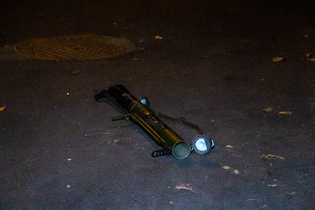 Неизвестные из гранатомета обстреляли здание Мостобуда в центре Киева 02