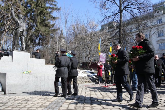 Украина состоится тогда, когда будет украинской, - память Вячеслава Чорновила почтили во Львове 02