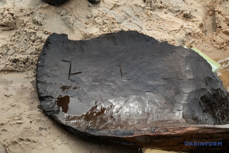 В обмілілій зоні Дніпра на Запоріжжі знайшли човен, якому близько тисячі років 03