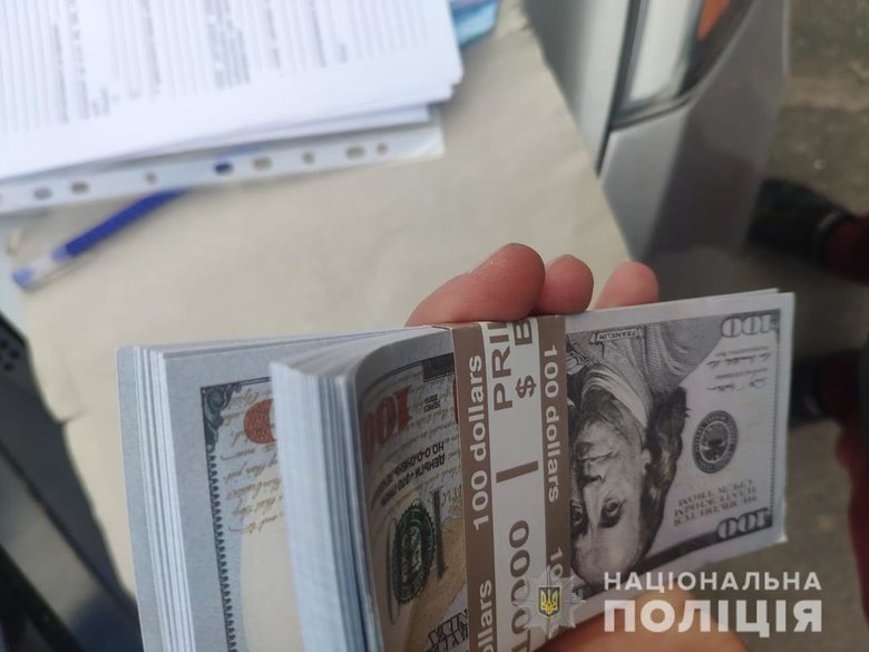 Двое продавцов фальшивых долларов задержаны в Киеве при реализации очередной партии валюты, - Нацполиция 01