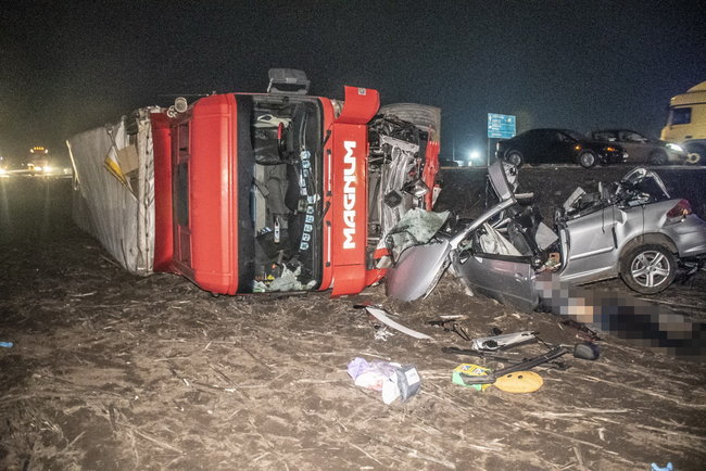 Три человека погибли в результате столкновения грузового автомобиля и Peugeot под Киевом 02