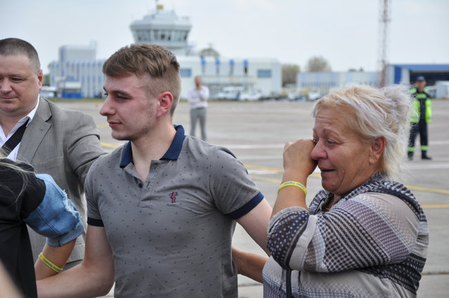 Освобожденные украинцы прилетели в Киев 39