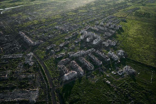 Город, которого больше не существует: фотографы показали уничтоженную Марьинку 05