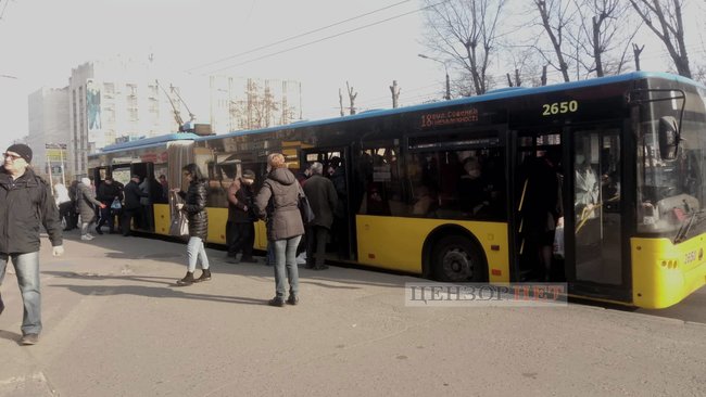 Переполненные маршрутки, штурмующие автобус пассажиры и люди без масок: общественный транспорт Киева в условиях карантина 20