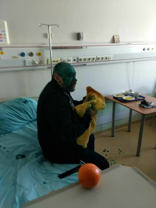 Активисты принесли руководителю титушек Крысину в больницу яд, а священник облил его зеленкой 02