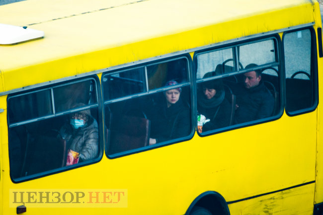 Переполненные маршрутки, штурмующие автобус пассажиры и люди без масок: общественный транспорт Киева в условиях карантина 12