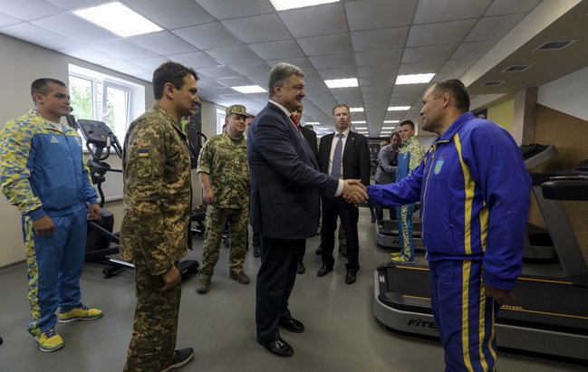 Порошенко посетил реабилитационный центр для военнослужащих Тисовец на Львовщине и пообещал обеспечить расширение базы 03
