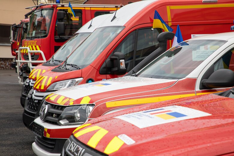Франція передала МВС України 6 пожежно-рятувальних автомобілів та 7 авто медичної допомоги 03