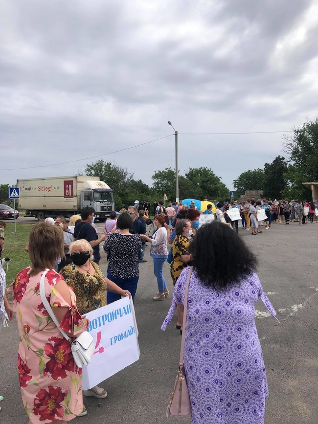 Жители сел Новотроицкого района на Херсонщине перекрыли дорогу Херсон-Геническ и протестуют против принудительного объединения в единую ОТГ 01