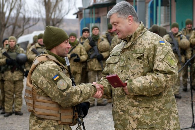 Порошенко на Донеччині вручив державні нагороди українським військовослужбовцям 12