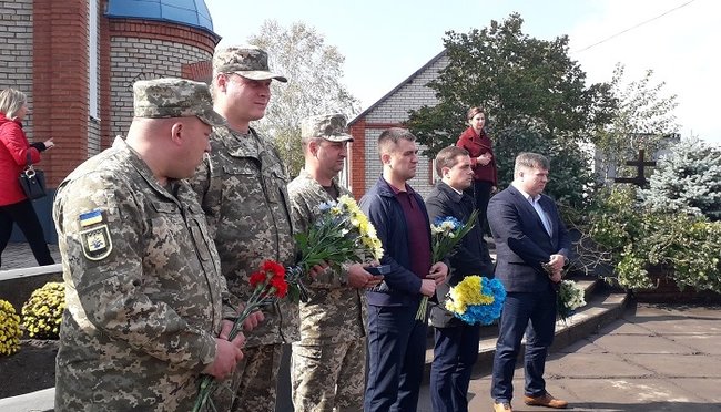 Українського воїна Володимира Аджавенка, який загинув на Донбасі, поховали в Маріуполі 03