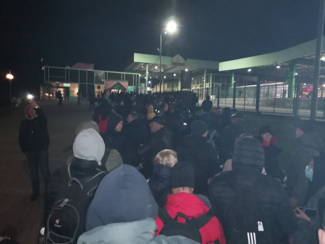 Польша закрыла границу: сотни украинцев не могут выехать, посольство составляет списки 03