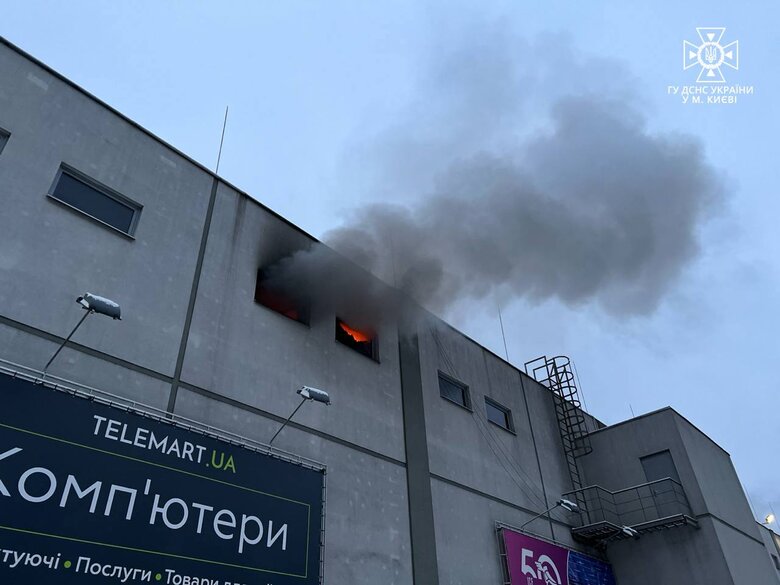 У Києві сталася пожежа в ТРЦ Космополит 04