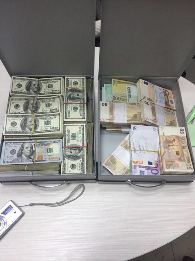 Во Львове наложен арест на иностранную валюту эквивалентную 12, 5 млн. гривен, полученную в результате уклонения от уплаты налогов 01