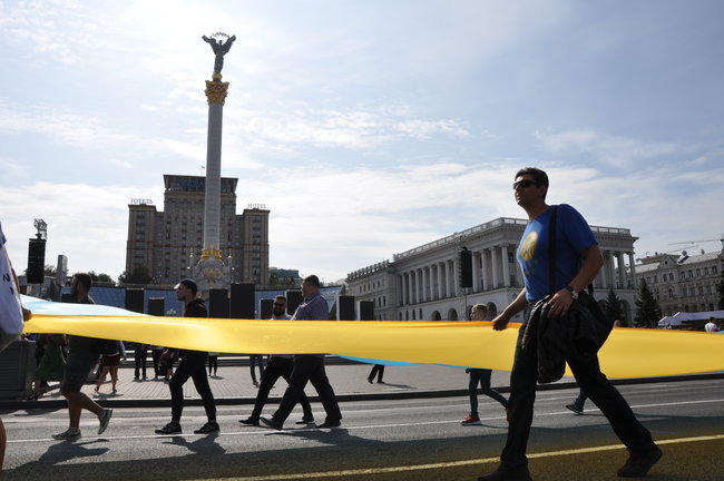 Самый большой флаг Украины пронесли по центру Киева 05