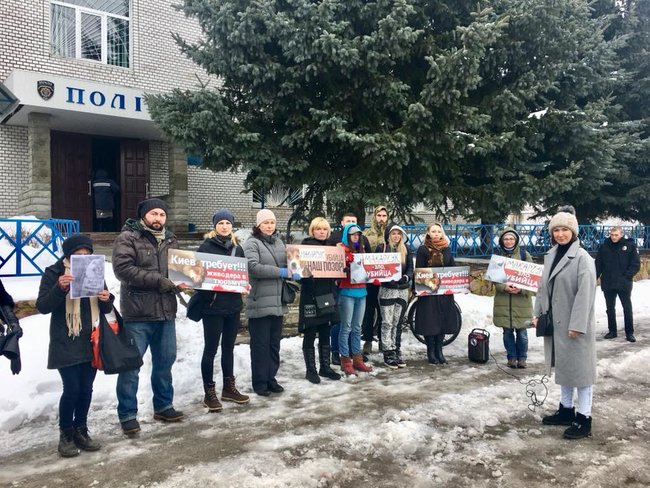Зоозащитники протестовали в Яготине с требованием привлечь к ответственности сына местного депутата Макарчука за зверское убийство щенка 04