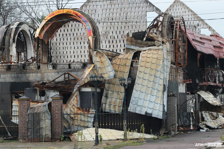 Звільнений Святогірськ: розбомблені будинки, покинуті автівки та боєприпаси 12