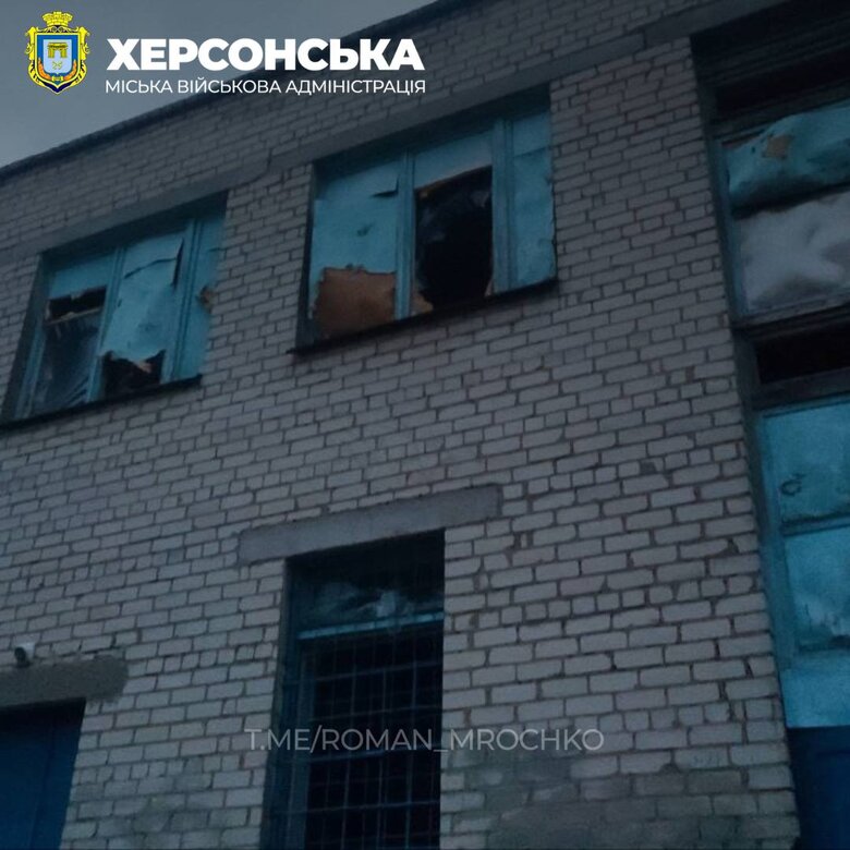 Наслідки ударів РФ по Херсону: У навчальному закладі вибито вікна 02