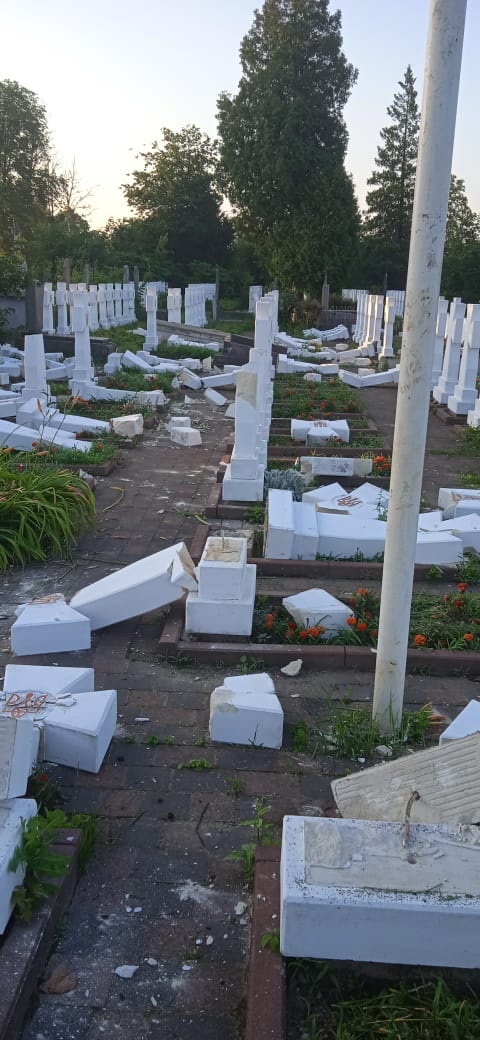 20-річний хлопець пошкодив 59 могильних хрестів і памятників на кладовищі в Стрию, - Нацполіція 03