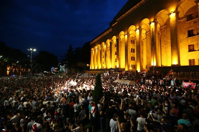В Тбилиси оппозиция взяла штурмом парламент после выступления там российского депутата 01