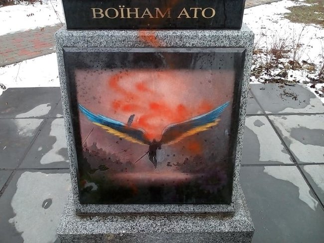 Вандалы обрисовали краской памятник воинам АТО на Борщаговке в Киеве 02