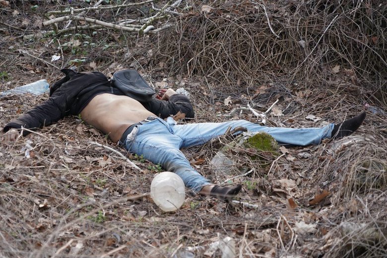 У лісах під Києвом багато розстріляних російськими окупантами цивільних автомобілів та тіл мирних жителів 03