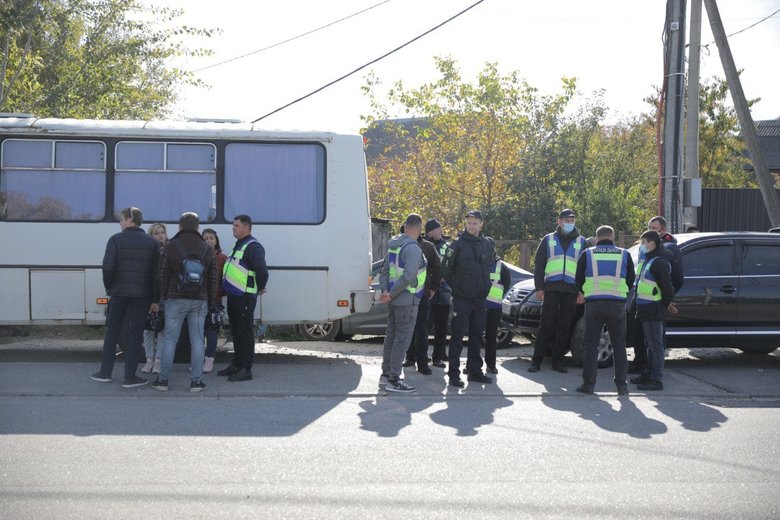 Мирна акція двох громадських організацій під будинком Порошенка: чергують 60 поліцейських, у ЄС заявляють про провокації з боку тітушок 05