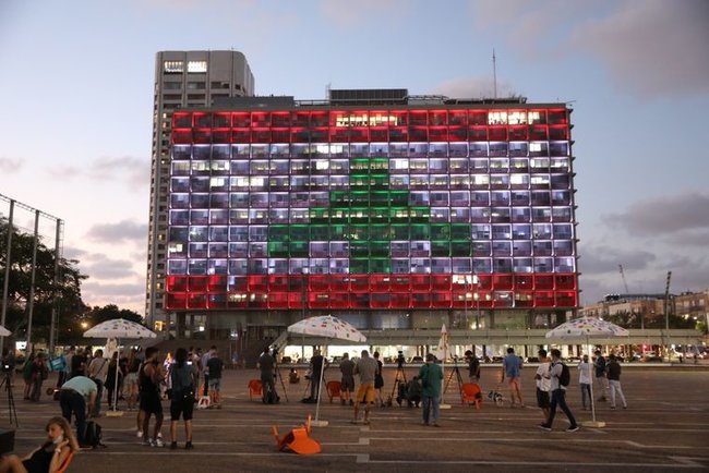 Человечность важнее: мэрию Тель-Авива подсветили в цветах флага Ливана, с которым Израиль официально в состоянии войны 01