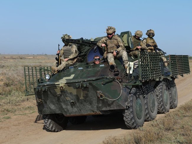 Десантно-штурмовые войска учились на юге Украины удерживать противника, высадившегося на морское побережье, до прихода основных сил 04
