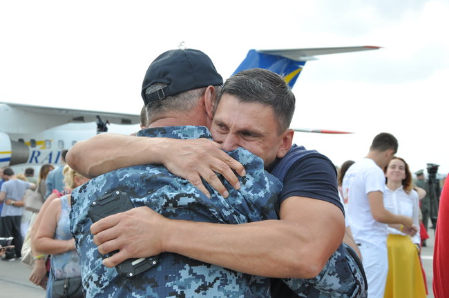 Освобожденные украинцы прилетели в Киев 27