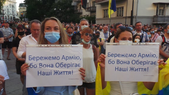 Под Офисом Зеленского в Киеве проходит акция протеста против условий прекращения огня на Донбассе 11